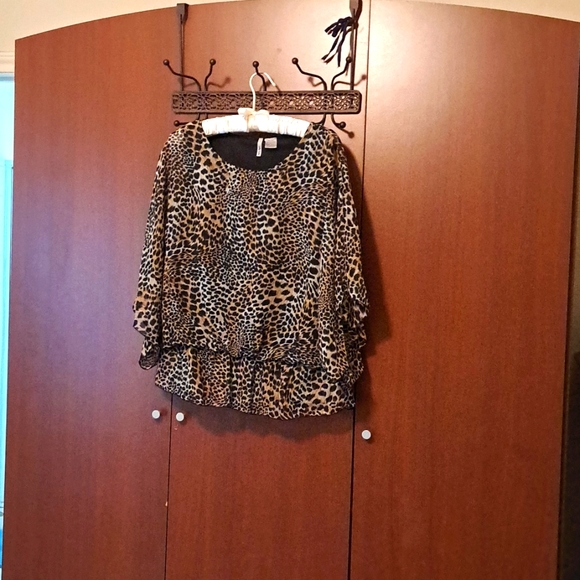 Animal print blouse with cinched waist - Picture 1 of 4